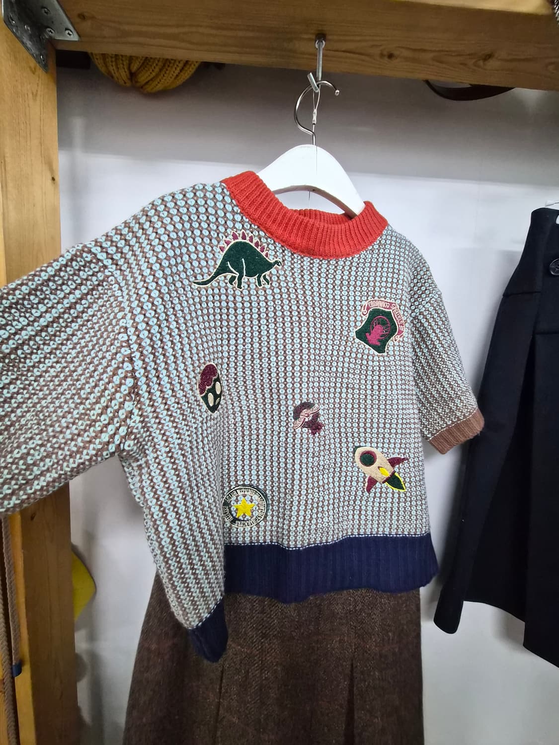 앤아더스토리즈 자수울니트. 도쿄컬렉션 순모스커트 상품이미지2