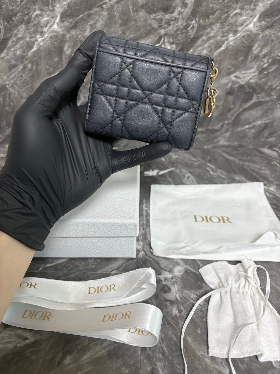 디올 레이디 로투스 까나쥬 램스킨 반지갑 상품이미지2