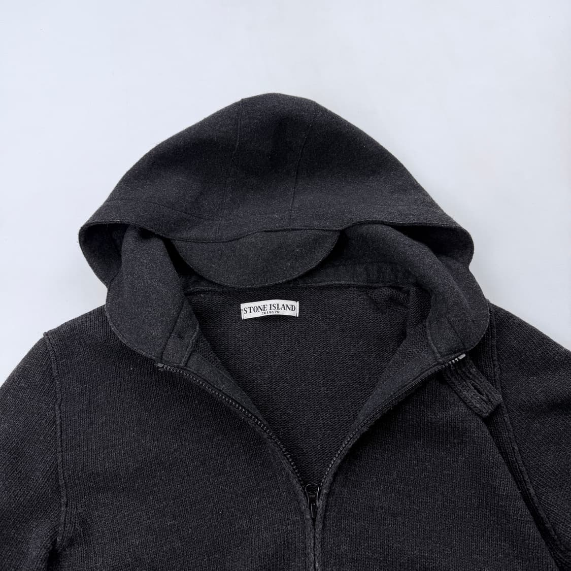 스톤아일랜드 다크그레이 후드 니트집업 상품이미지3