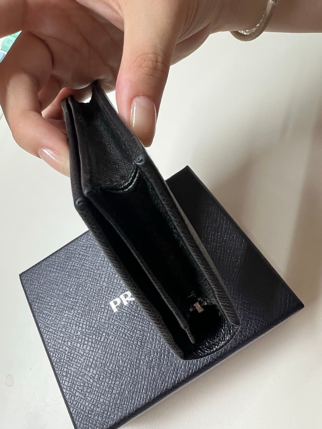 프라다 사피아노 트라이앵글로고 반지갑 상품이미지5