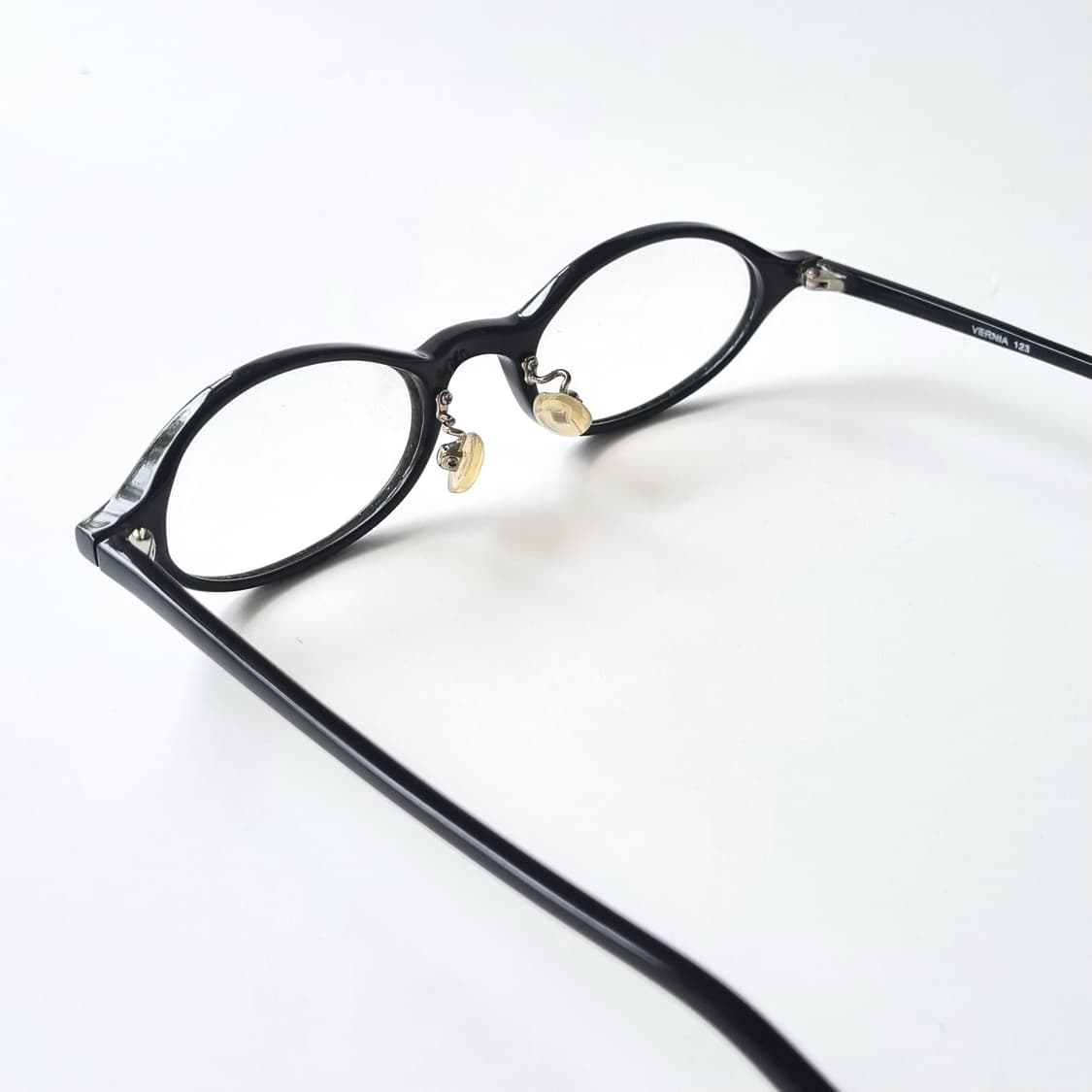 데드스탁 코받침있는 오벌쉐입 뿔테 안경테 상품이미지6