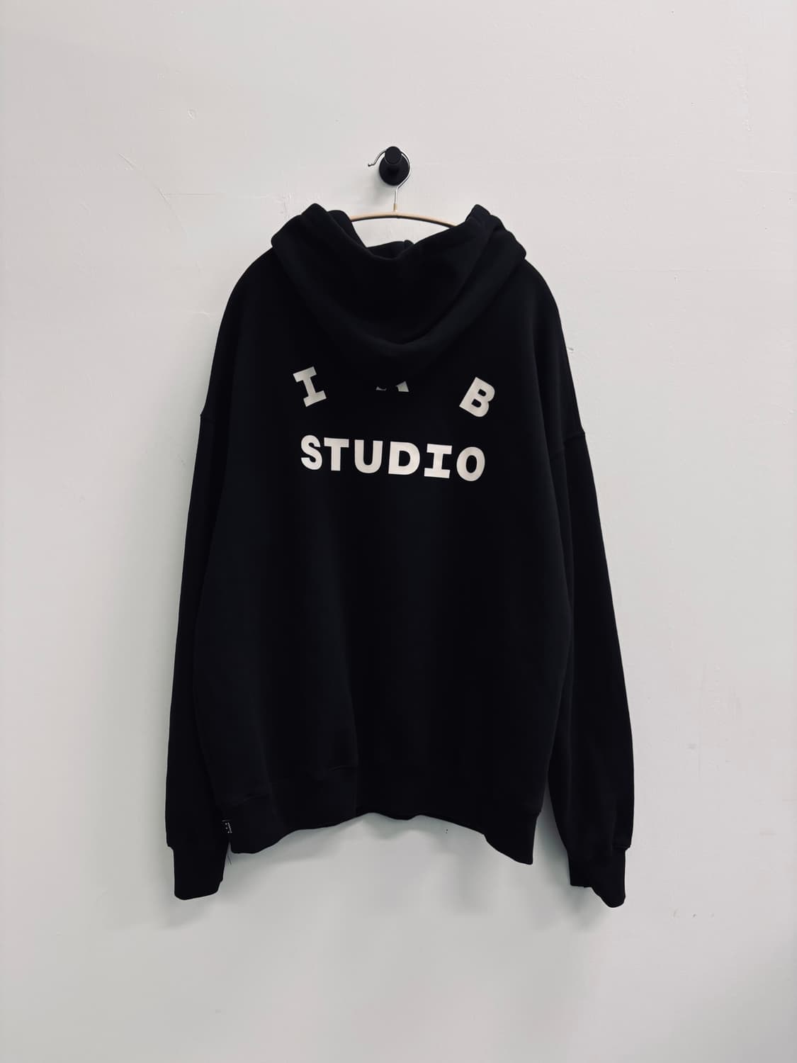 아이앱 스튜디오(IAB STUDIO) 시그니처 로고 후드 블랙 상품이미지2