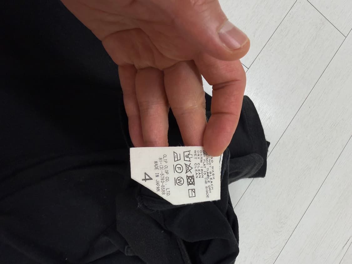 오라리 반팔 티셔츠 4 사이즈   상태 7.0/10  오른쪽 살짝 핀홀  상품이미지5