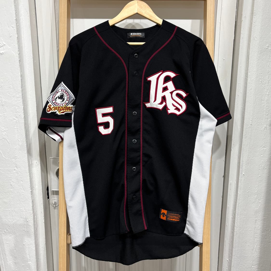 데상트 Scorpions 야구 유니폼 블랙 상품이미지1