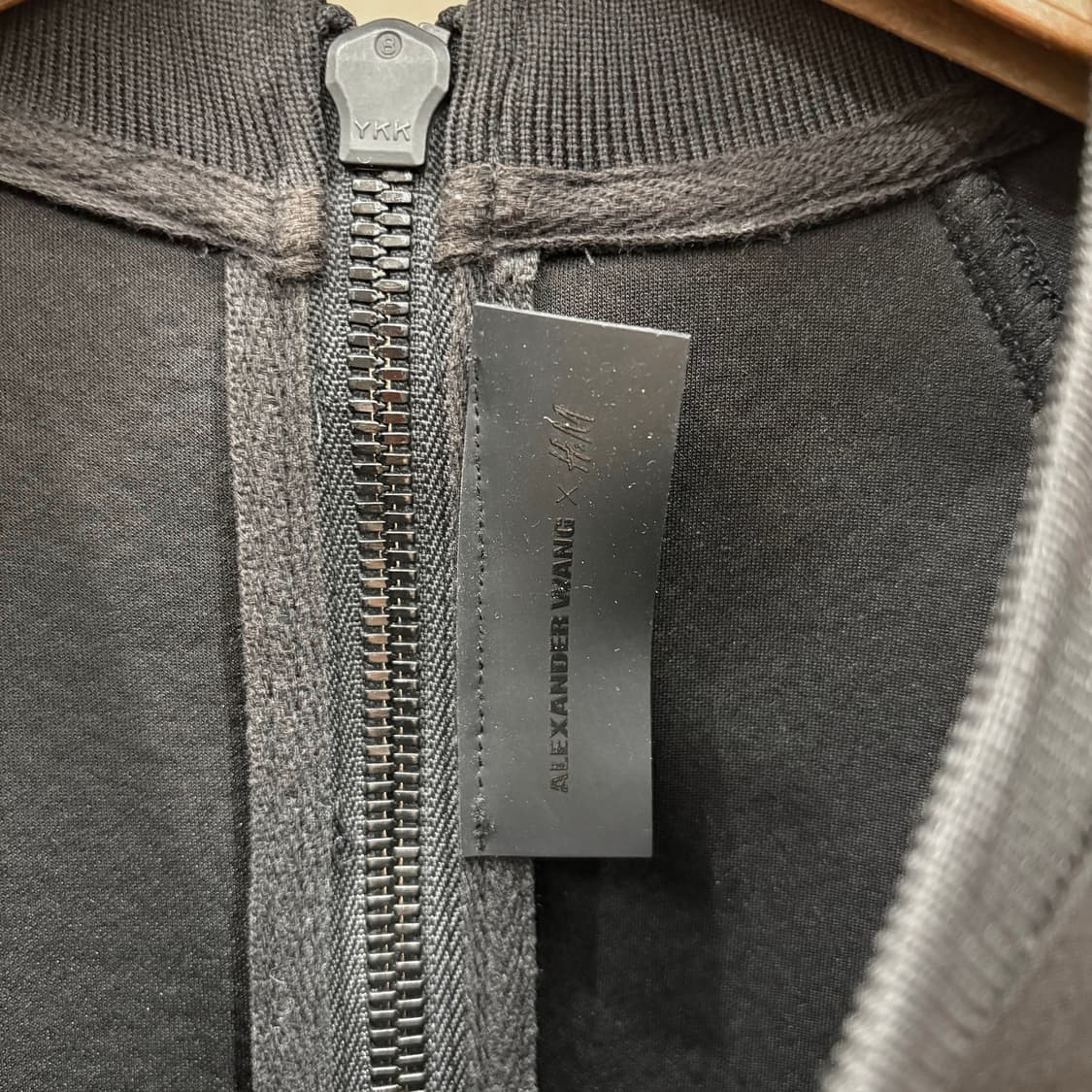 알렉산더 왕 네오프렌 페플럼 스웻 셔츠 백 지퍼 로고 스트랩 디테일 블랙 상품이미지7