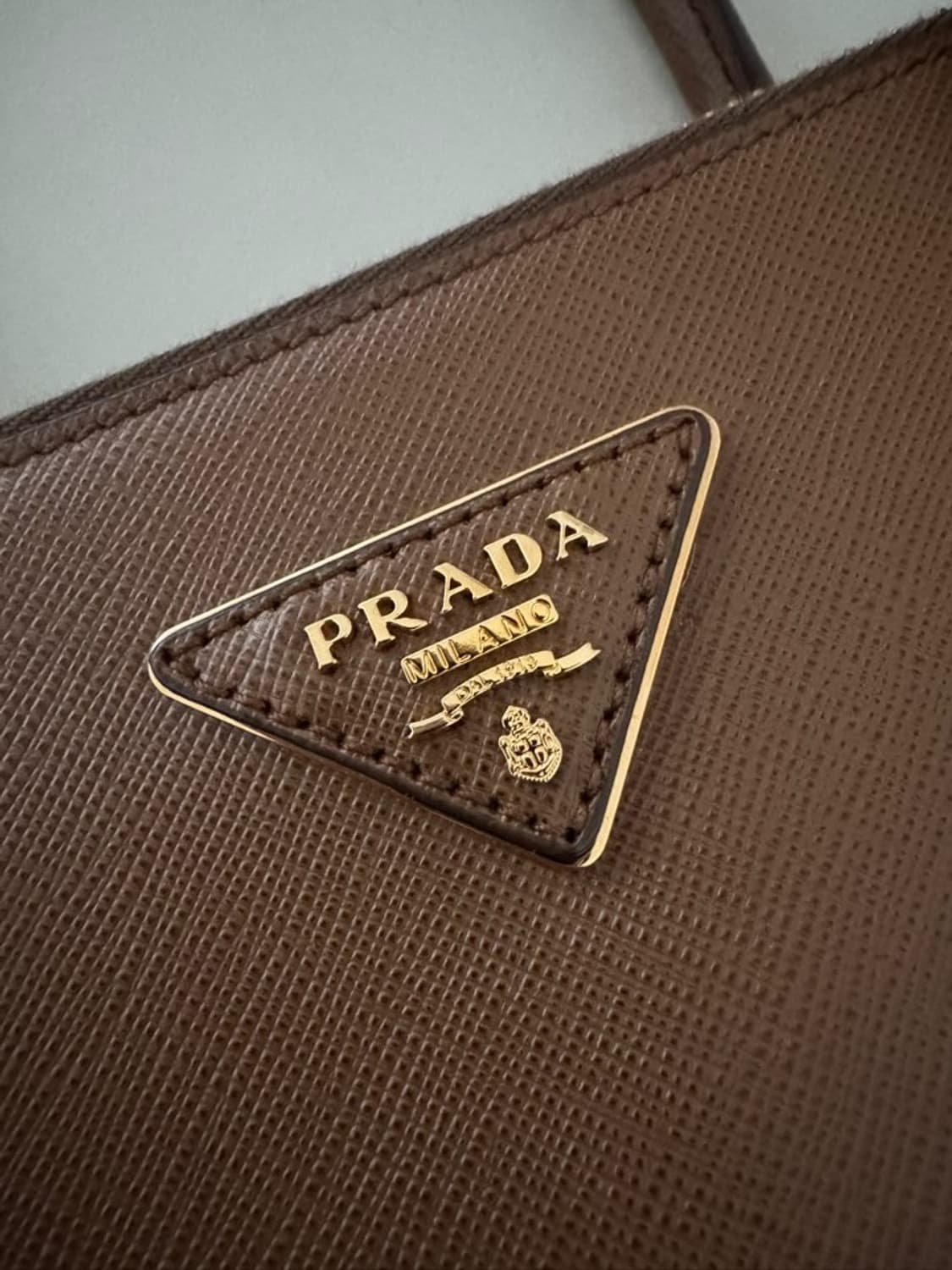 프라다 갤러리아 미디움 사피아노 브라운 상품이미지2