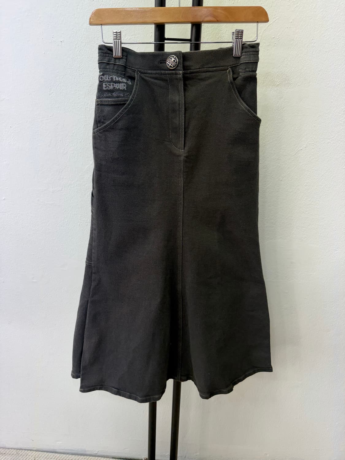 정품) O2ND 오즈세컨 한섬 23ss  블랙 데님 스커트 64 상품이미지1