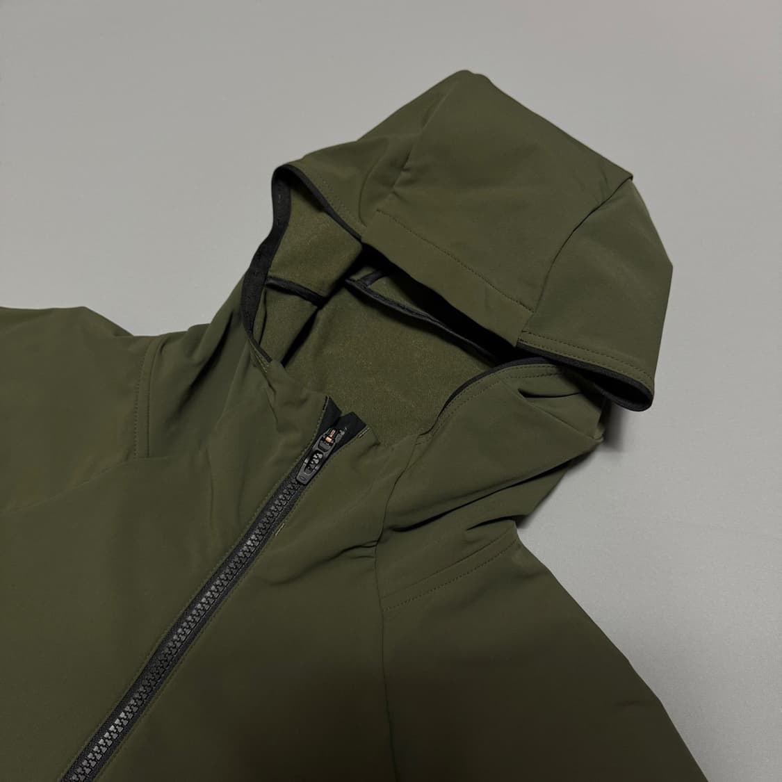 오클리(OAKLEY) 올리브 폴리아미드 엘라스테인 혼방 후드 윈드브레이커 상품이미지6