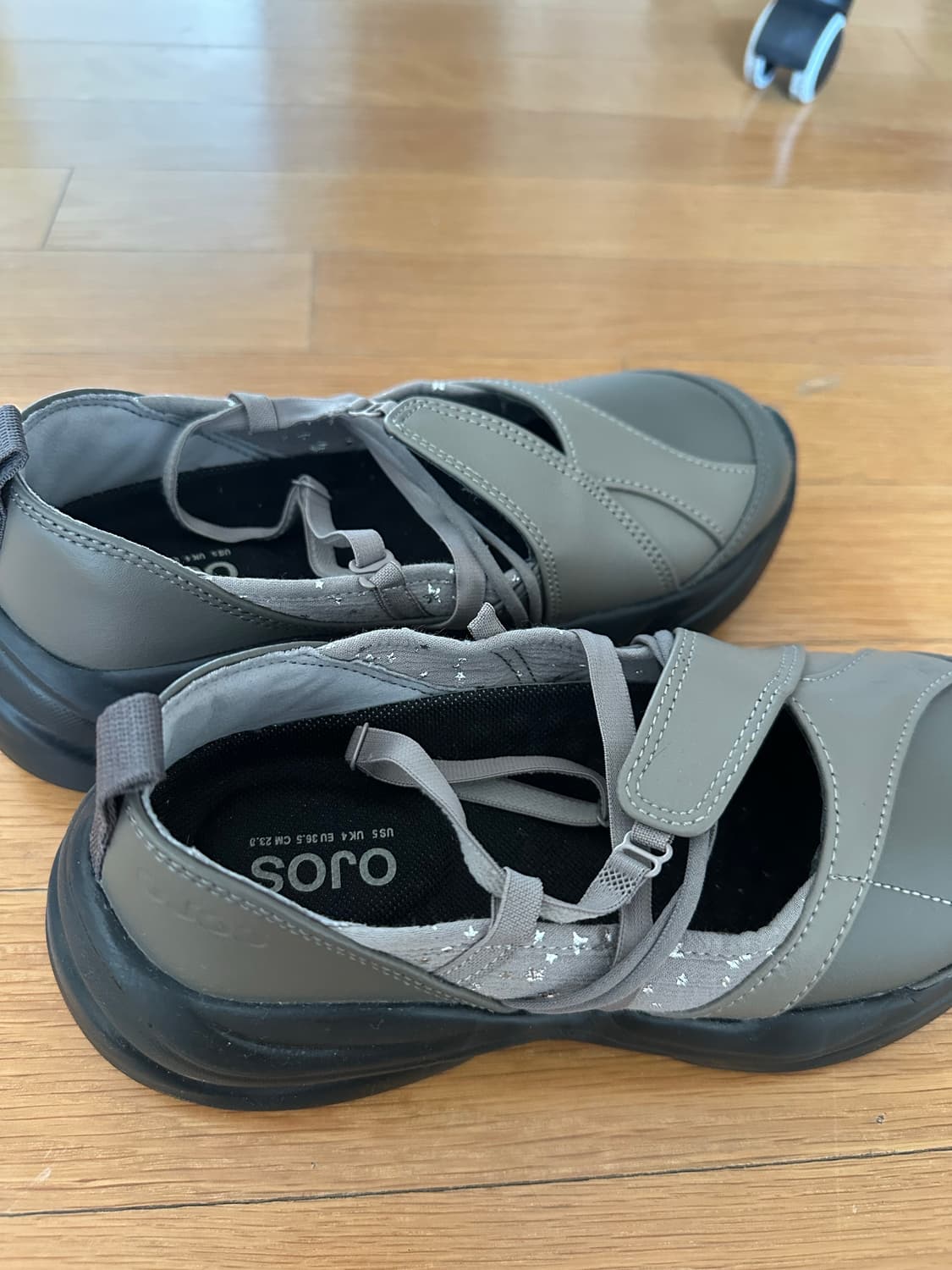 Ojos 스트랩 토 스니커즈 스톤 브라운 상품이미지3