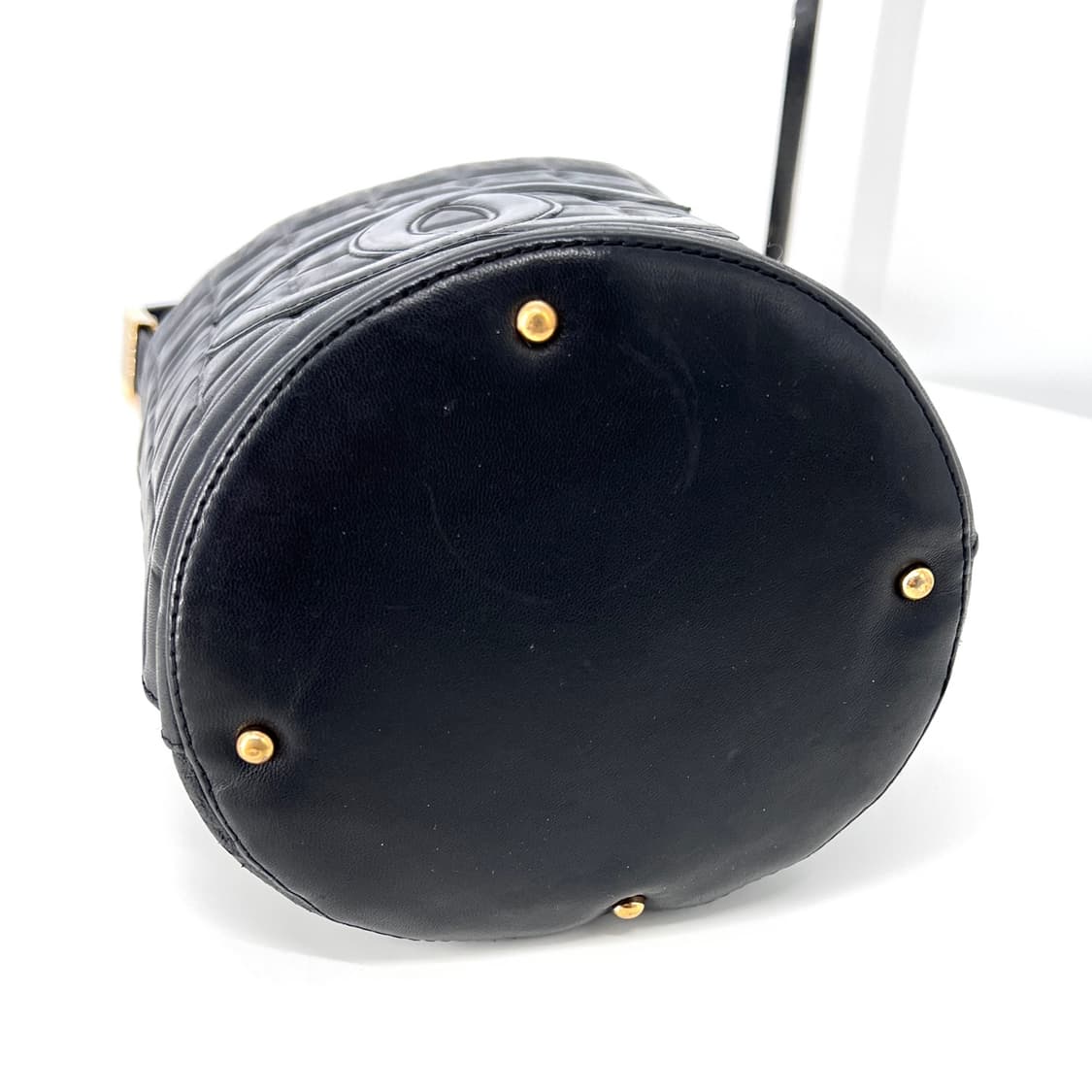 [감정완료] 샤넬 초코바 스티치 원통 숄더백 블랙 상품이미지10