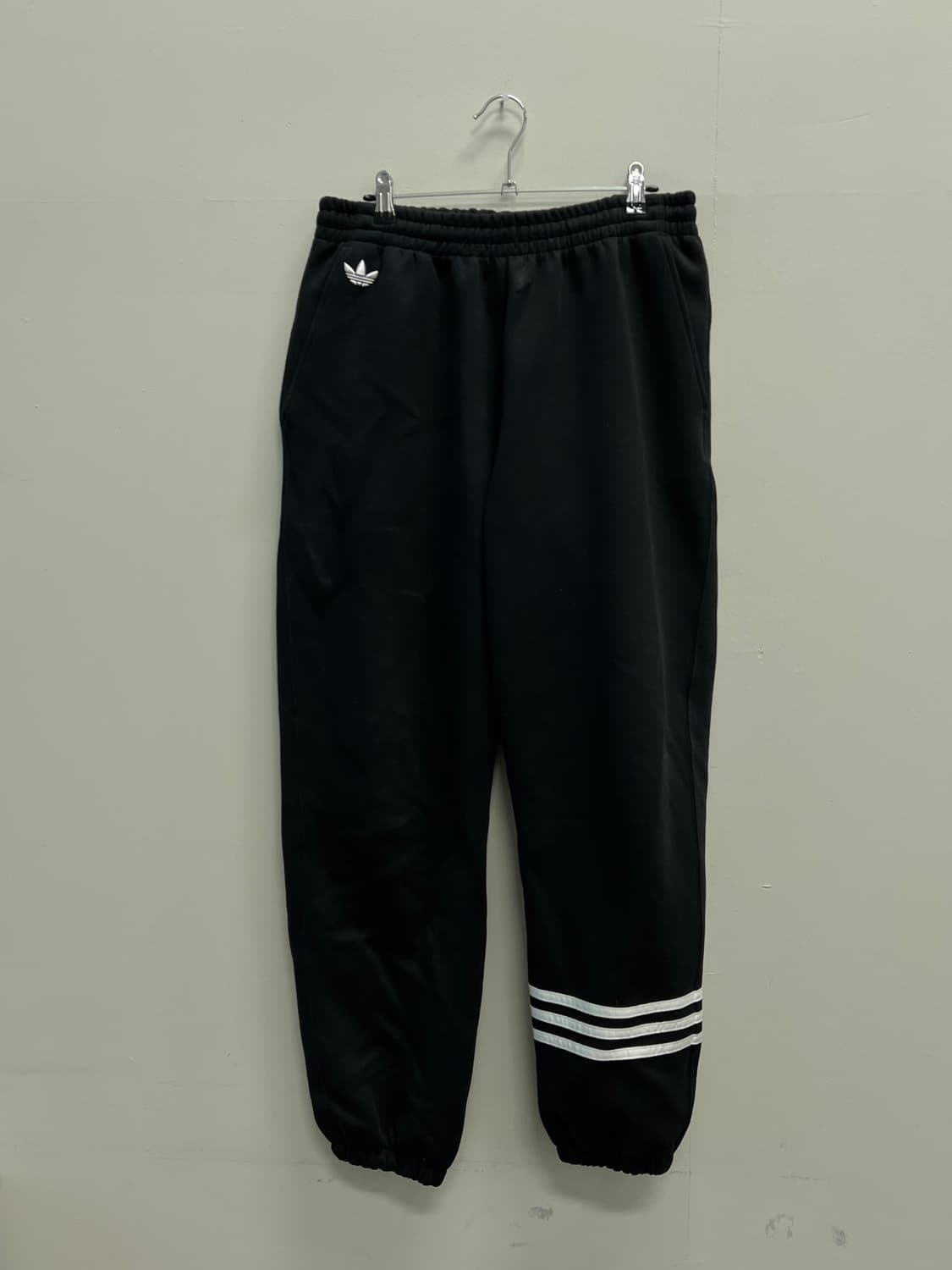 아디다스 뉴클래식 스웨트팬츠 블랙 클라우드 화이트 상품이미지2