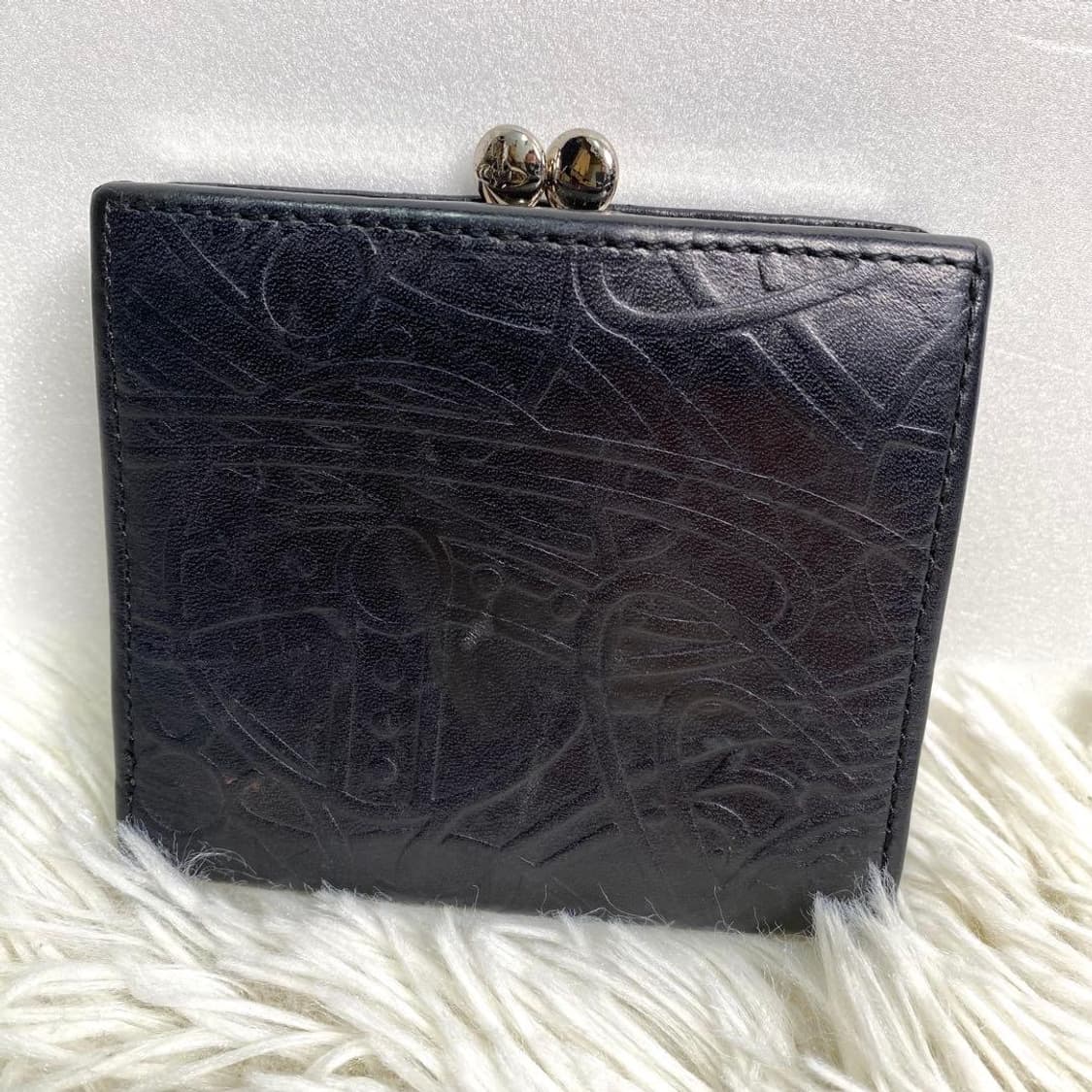비비안 웨스트우드 가죽 엠보싱 패턴 지갑 상품이미지2