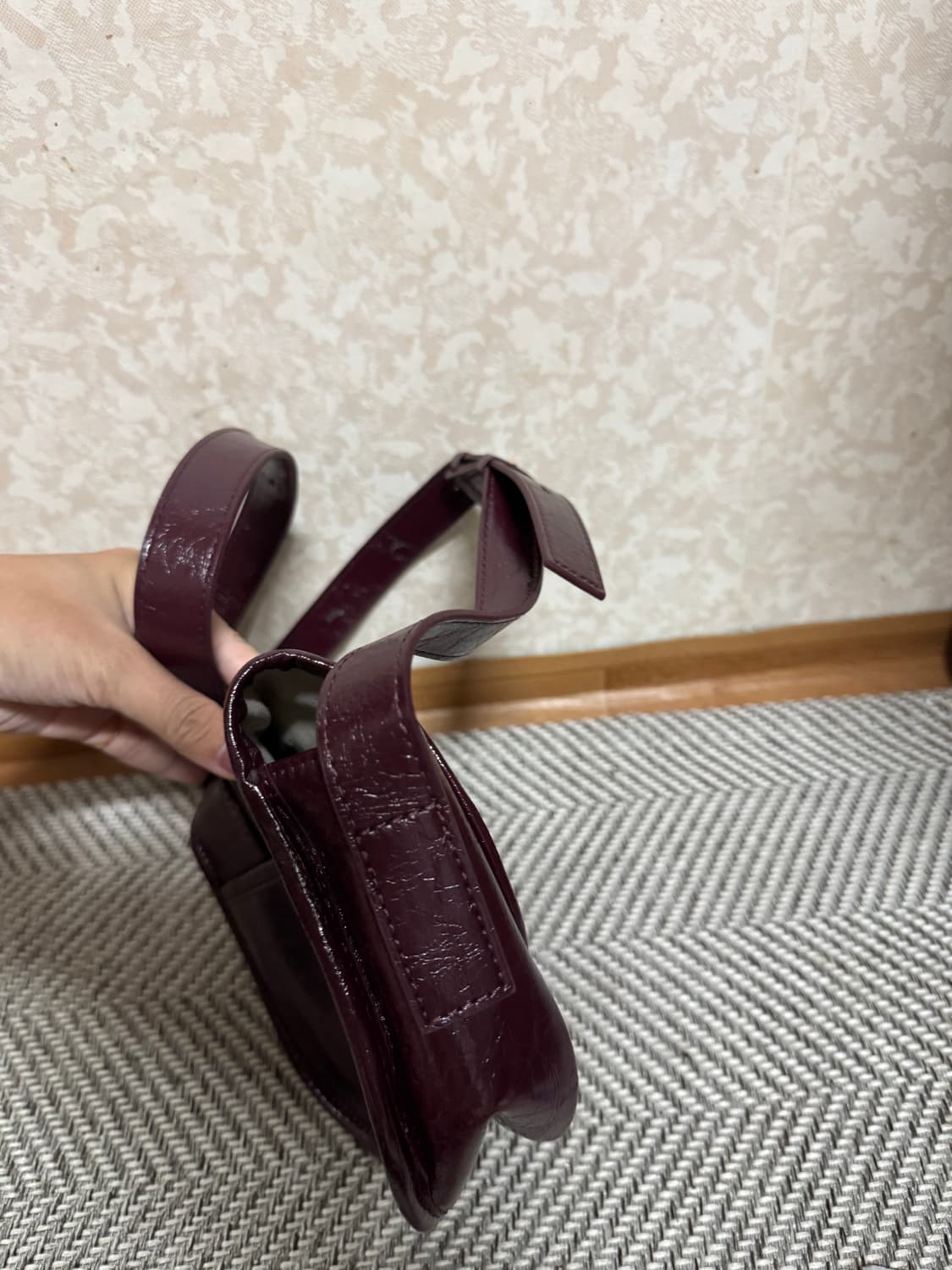 몽드몽드 클래식 레더 하프문 미니백(모카 브라운) 상품이미지3