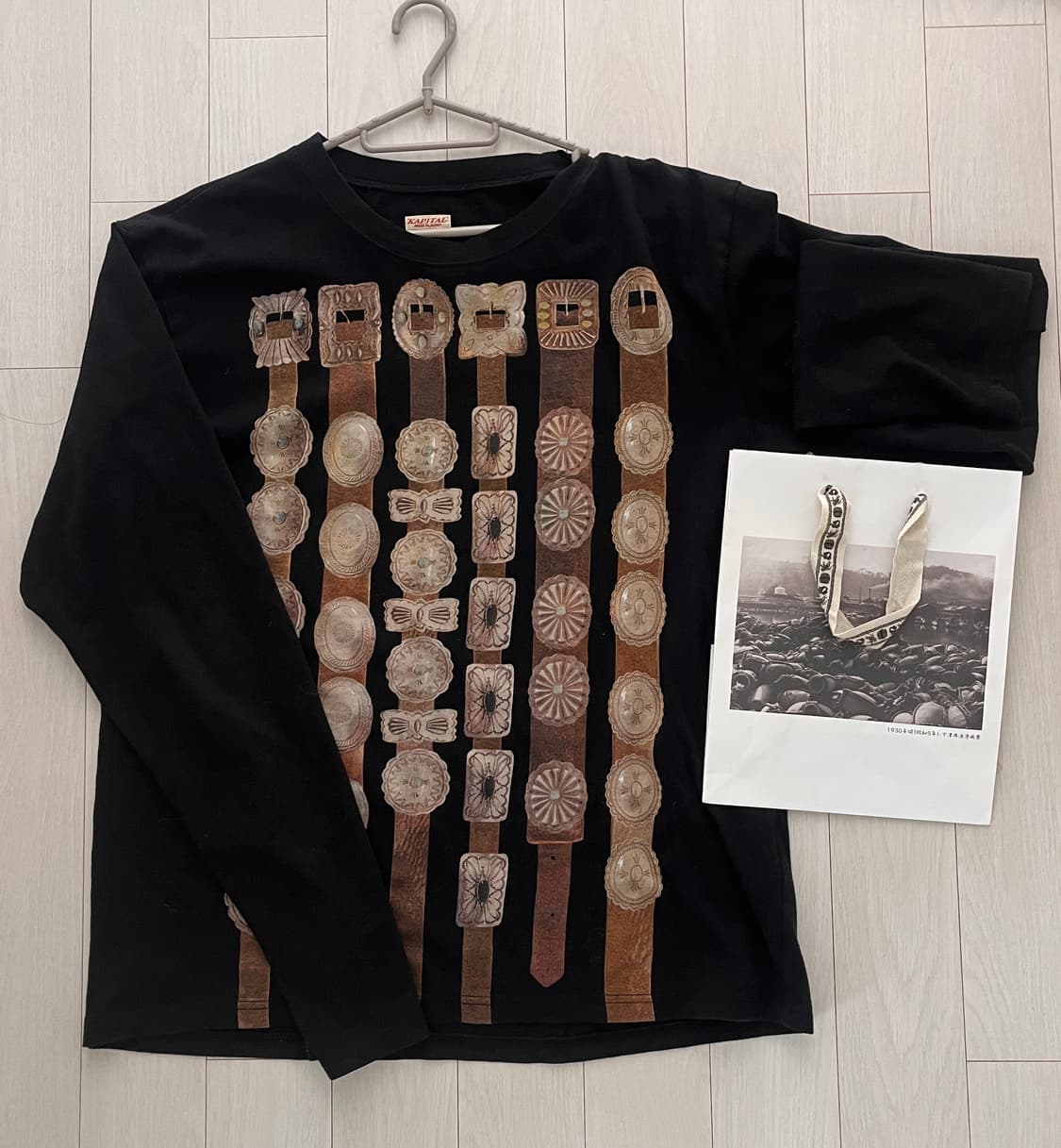 캐피탈 20 커튼 콘초 프린트 저지 크루 롱 티셔츠 블랙 상품이미지1