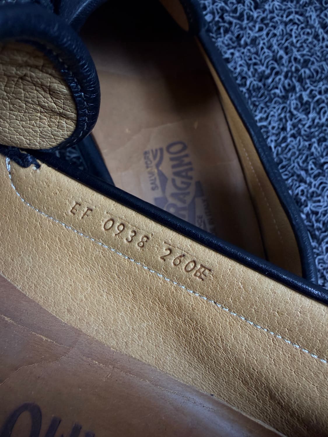 페라가모 남성 간치니 비트 가죽 로퍼 (블랙) 상품이미지7