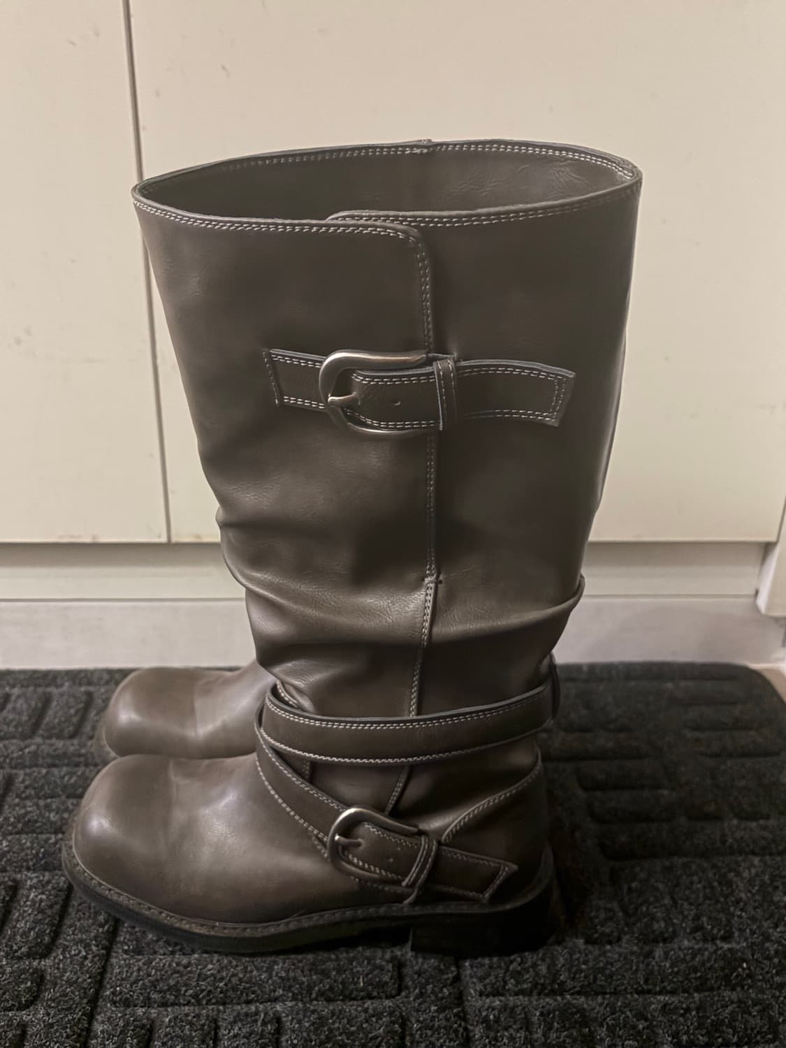 기호 raven foldable buckle boots grey 상품이미지3