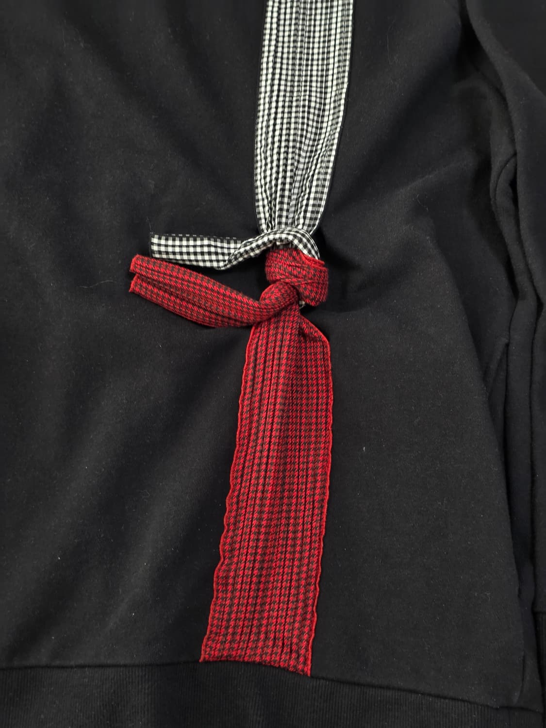 LUCKY CHOUETTE 럭키슈에뜨 리본 오버핏 맨투맨 상품이미지4