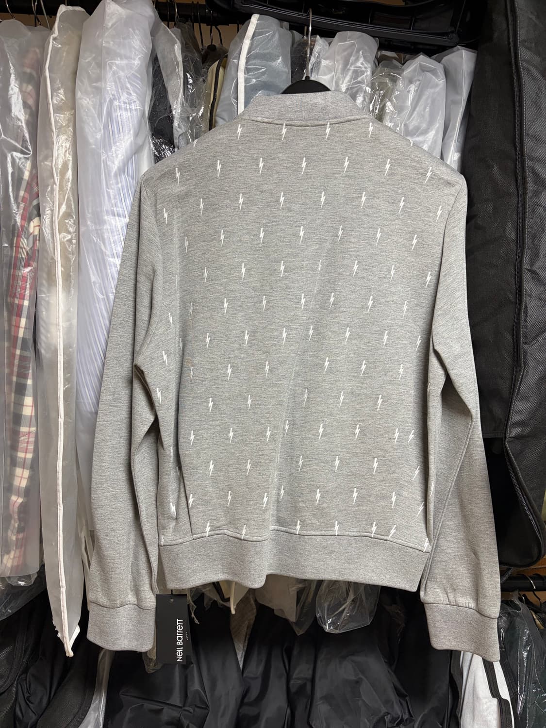 닐바렛 시그니처 스몰 번개 자수 그레이 봄버 재킷 상품이미지2