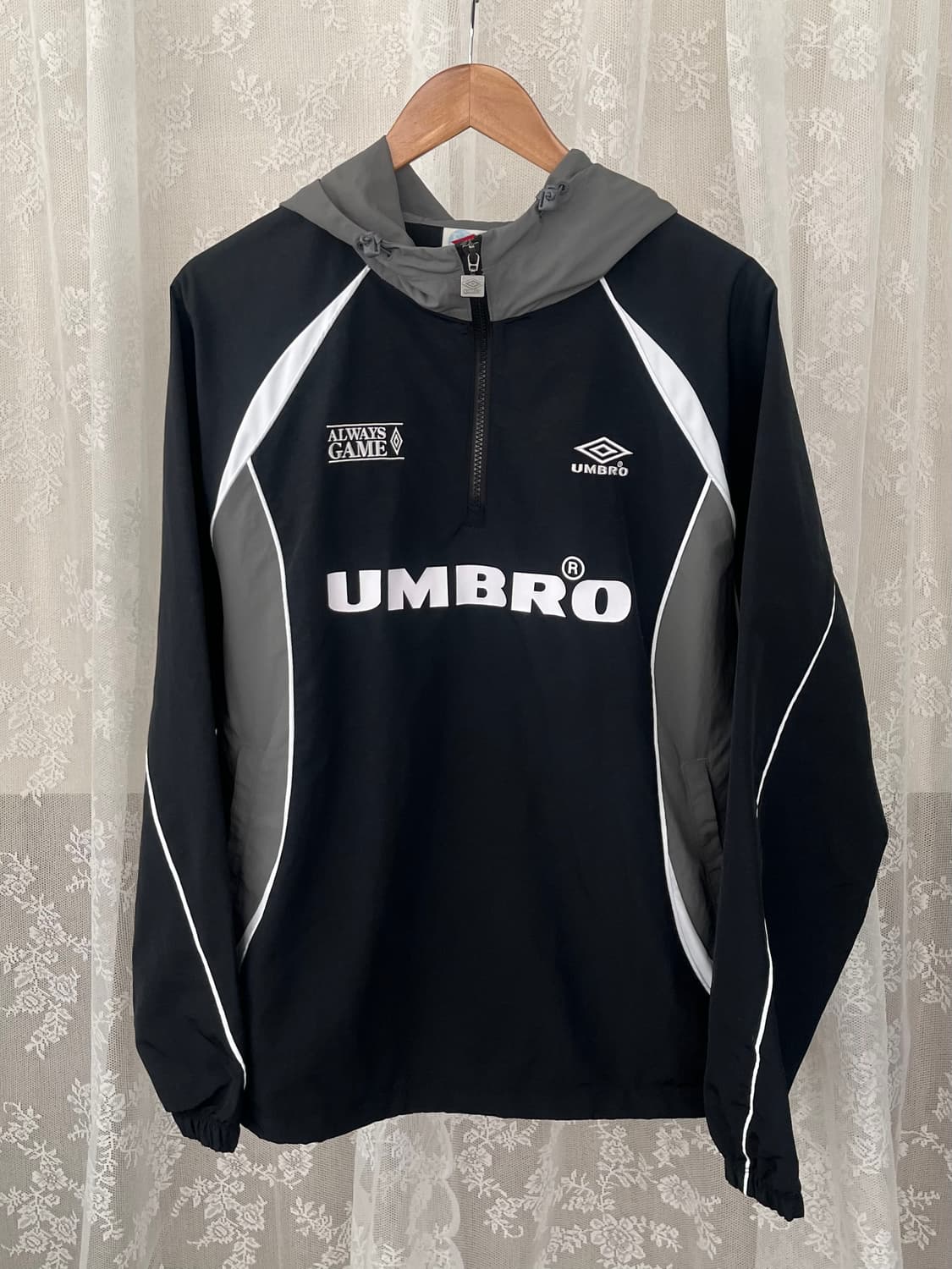 L)엄브로 스포티 캐주얼 후드 아노락 블랙 바람막이 상품이미지1