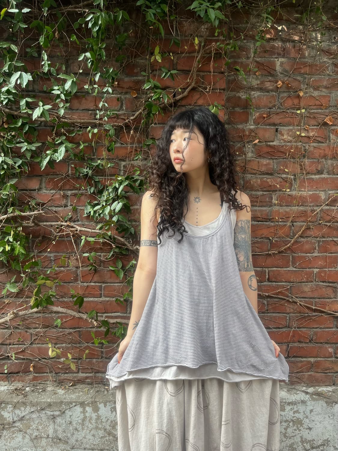 줄무늬 레이어드 민소매 미디 원피스 상품이미지1