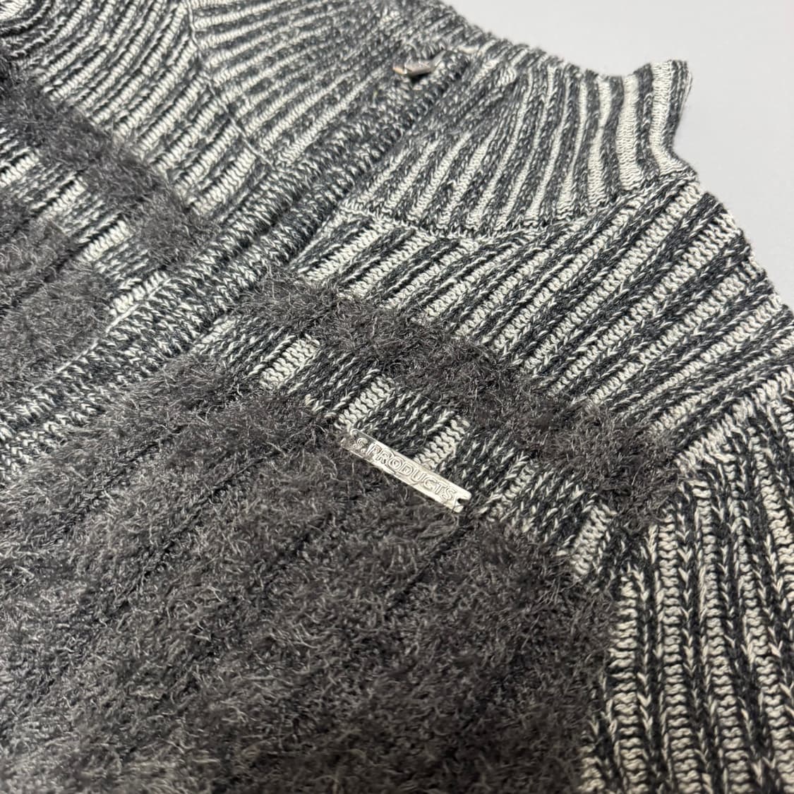 SLY JAPAN 차콜컬러 플레이트 로고 아크릴 립드 샤기 니트 집업 상품이미지4