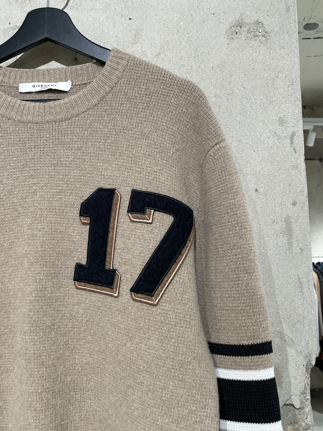 지방시 라이트 브라운 17 패치 스트라이프 스웨터 상품이미지3