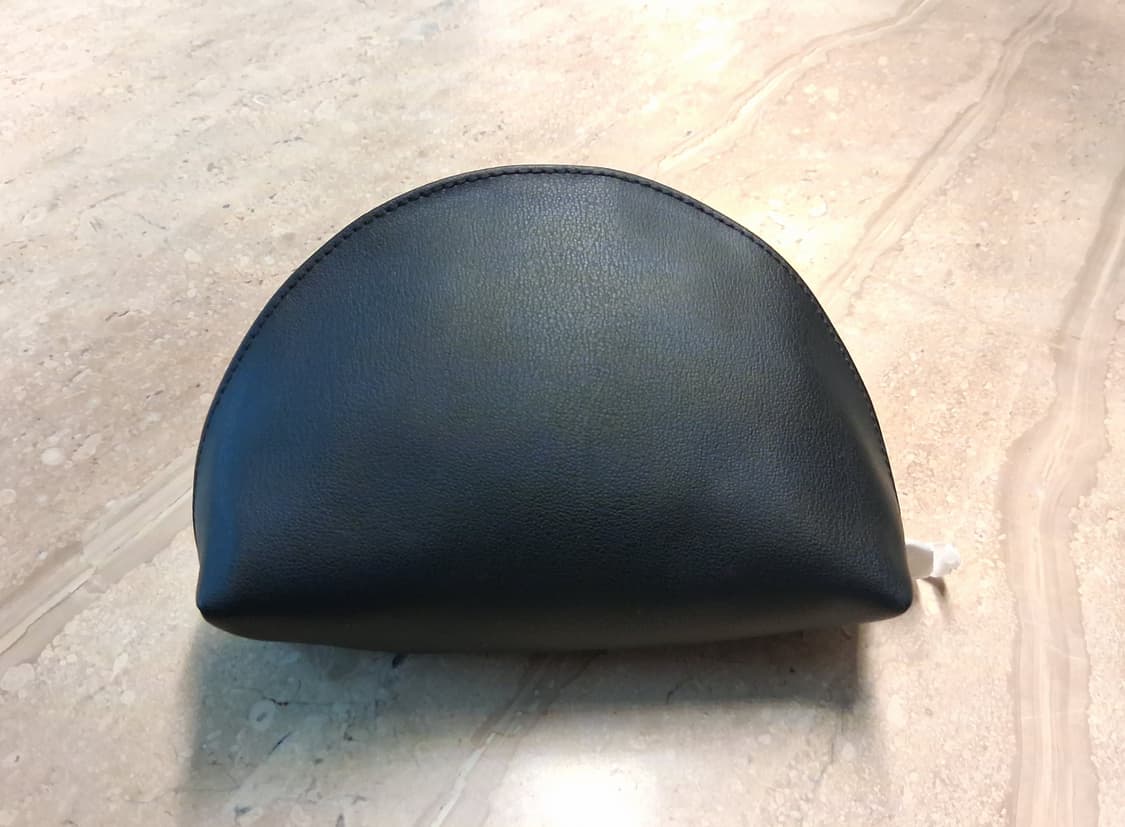 지방시 Givenchy 블랙 반달 가죽 파우치 (새제품) 상품이미지3