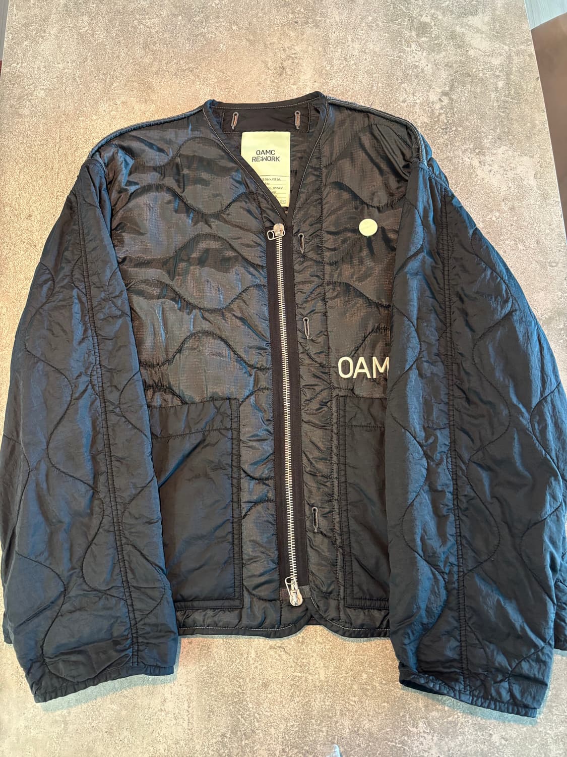 OAMC 리 워크 지퍼 라이너 퀼트 패딩 재킷 - 블랙 상품이미지1