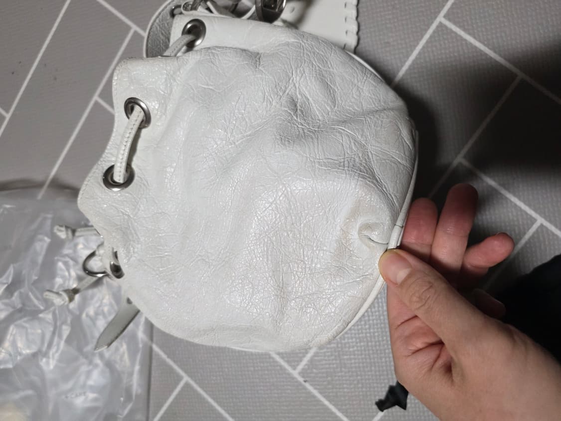 정품 발렌시아가 르카골 버킷백 xs 화이트 상품이미지10