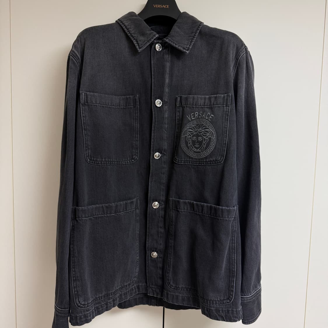 270만원, VERSACE 베르사체 블랙 데님 셔츠 자켓 새상품 상품이미지1