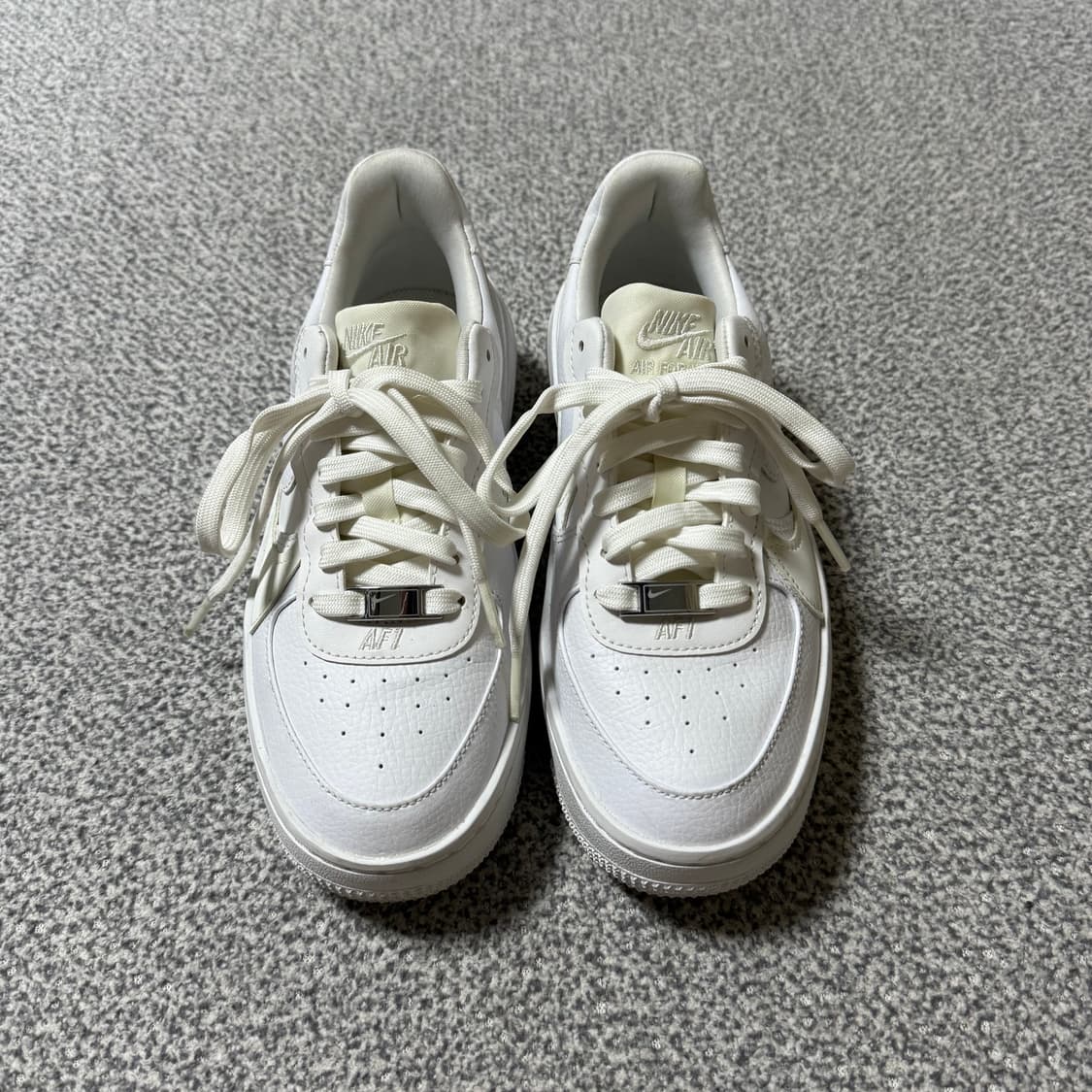 [정가 15만원] 나이키 에어포스1 플랫폼 화이트 225 상품이미지3