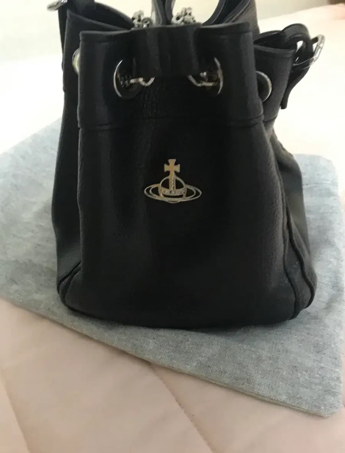 비비안 웨스트우드 크리시 스몰 버킷백 블랙 상품이미지2