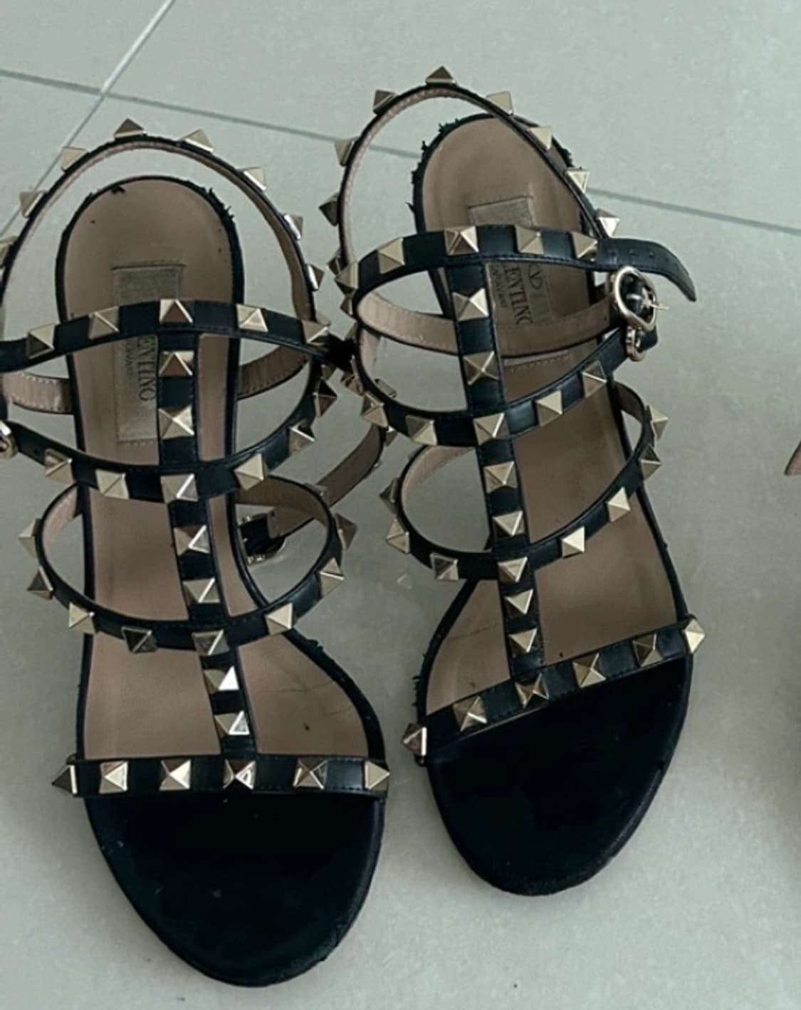 발렌티노 락스터드 힐샌들 블랙 상품이미지2