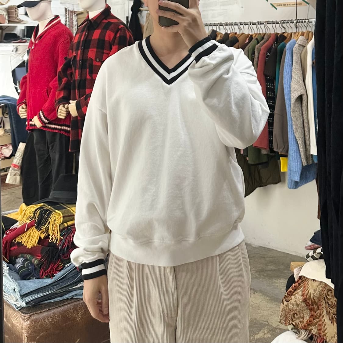 (착용컷) BEAMS HEART 브이넥 스웻 셔츠 (남성용 103) 상품이미지3