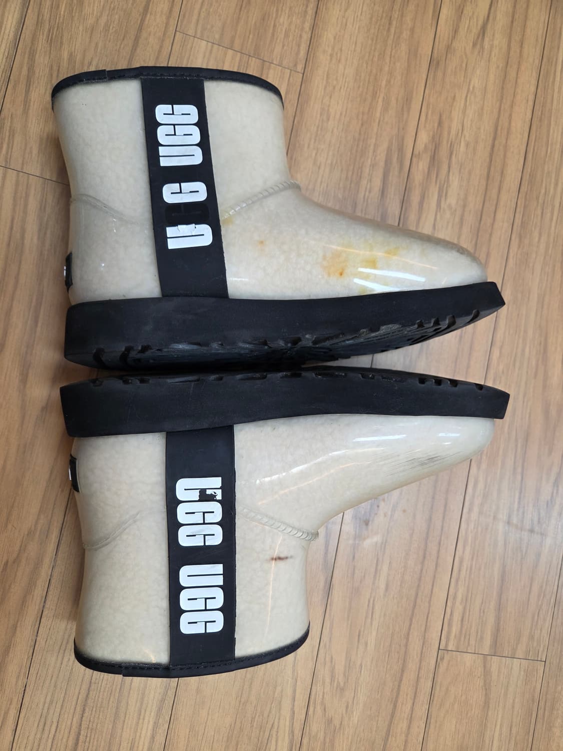 UGG 어그 클리어 부츠 베이지 색상 230mm 입니다. 독특한 디자인이 상품이미지7