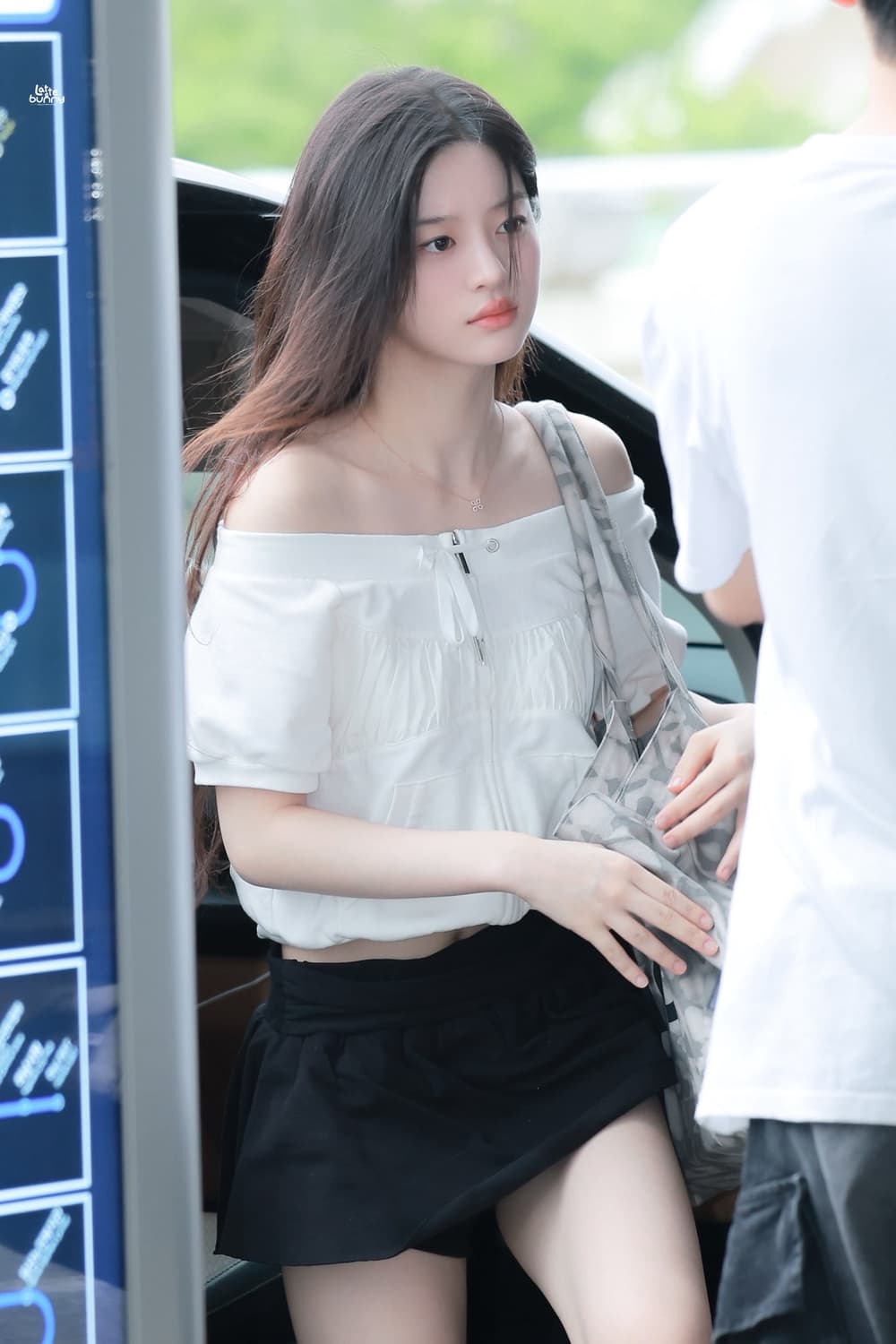 [아일릿 민주 착용][새상품] 웻태그 오프숄더 셔링 하프 집업 상품이미지1
