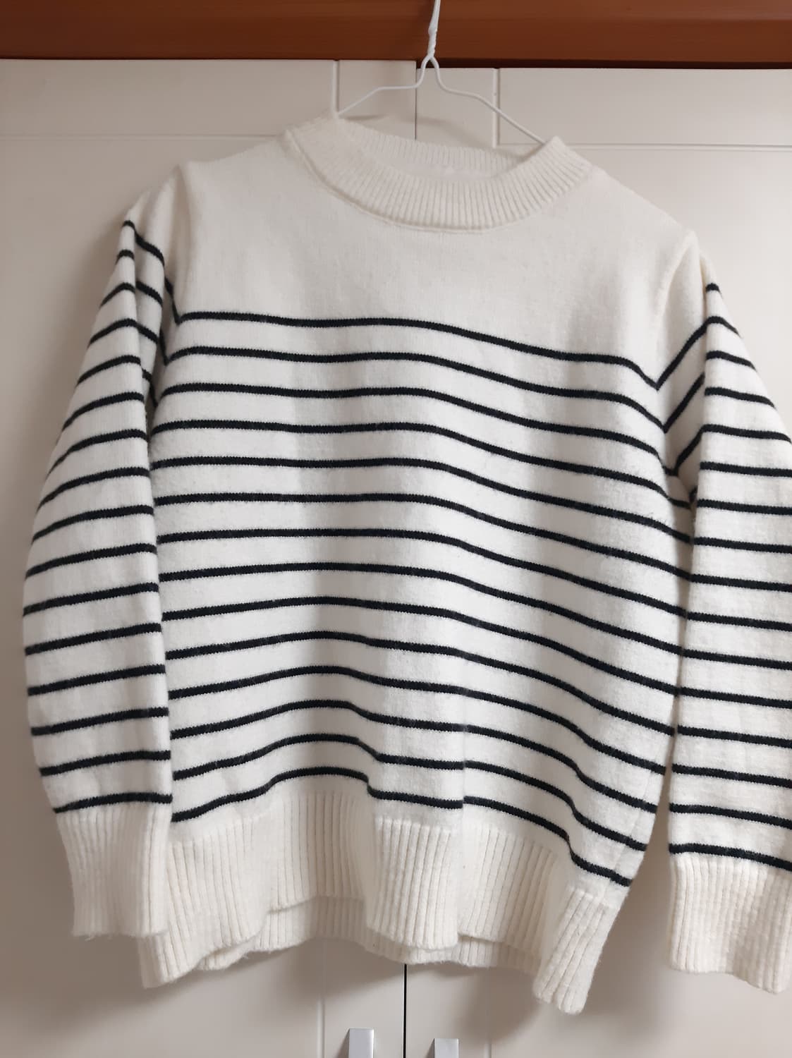 흰색 스트라이프 니트 스웨터 티셔츠 상품이미지1
