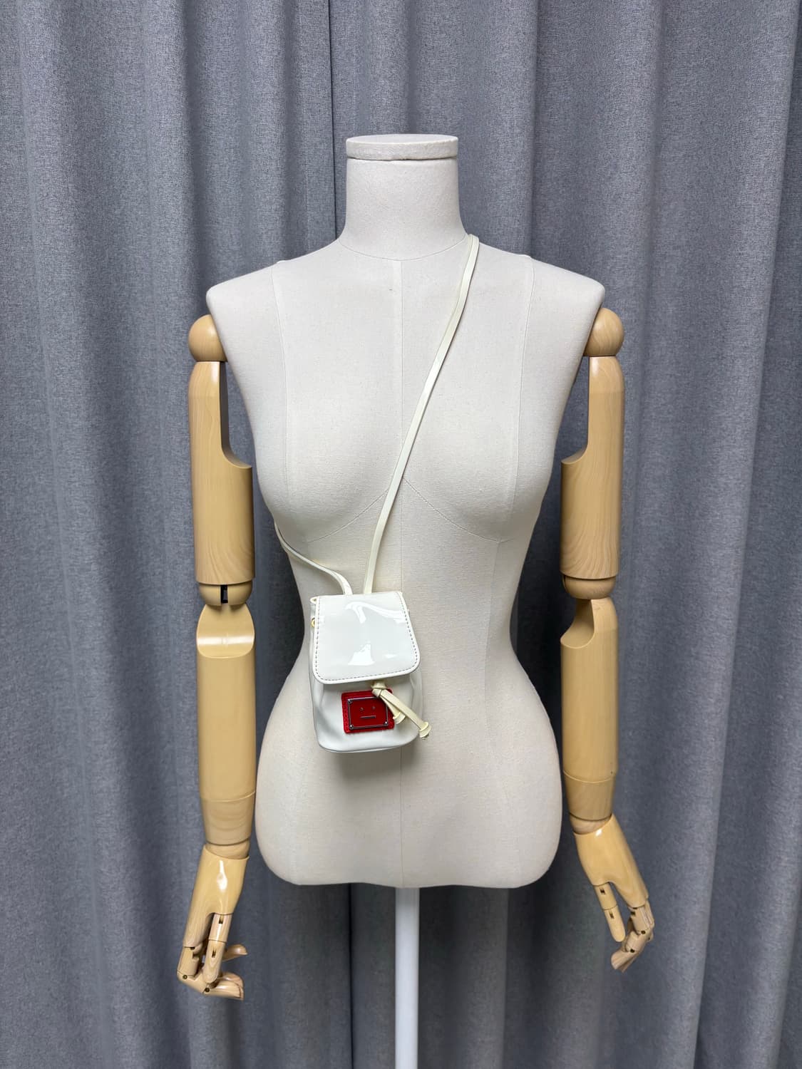 아크네스튜디오 화이트 페이던트 스몰 솔더백    상품이미지2