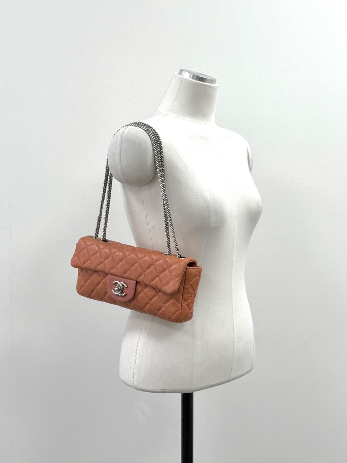 Chanel Glazed Lambskin  East West Flap 상품이미지8