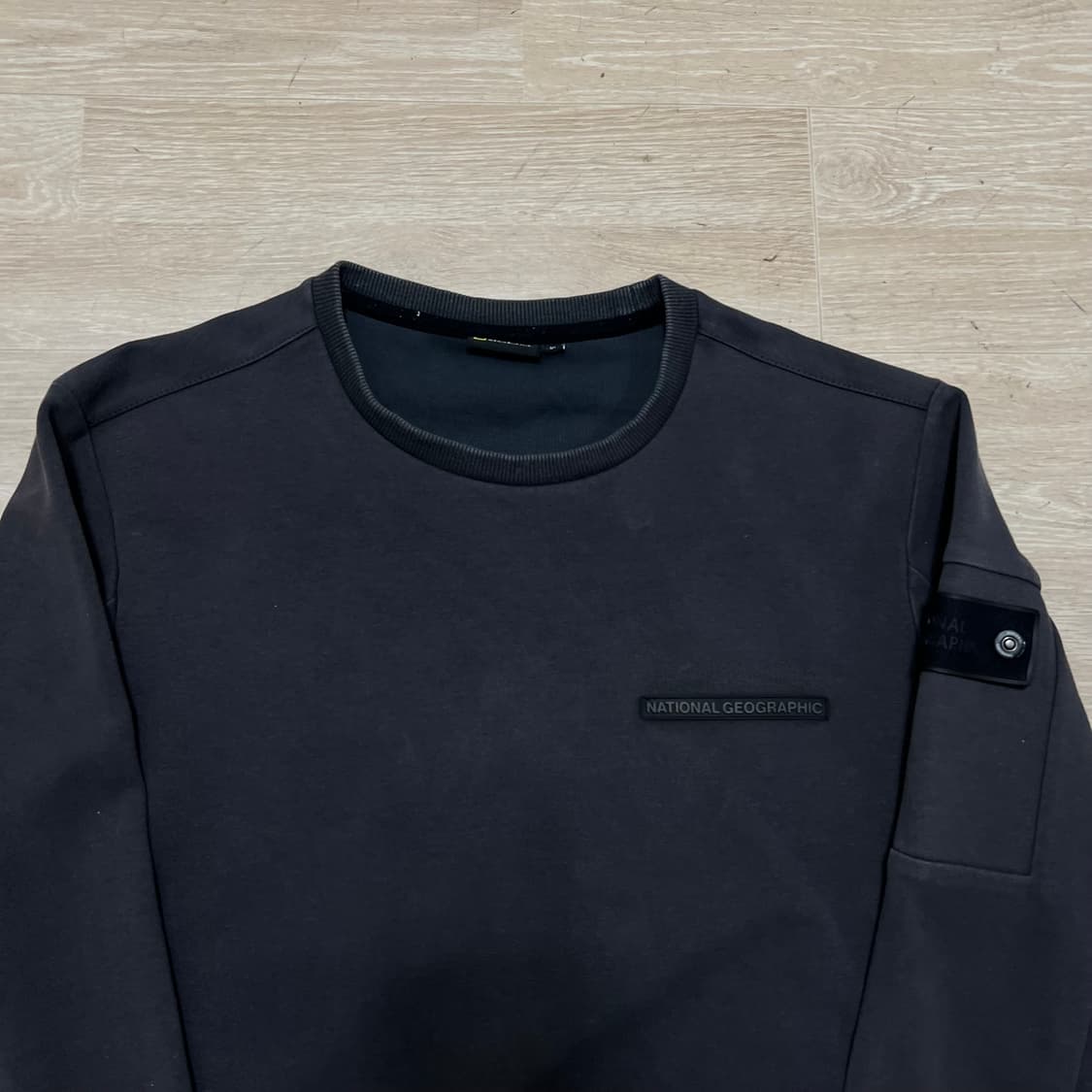 내셔널지오그래픽 로고 와펜 맨투맨 크루넥 티셔츠 [차콜] XL/105 상품이미지2