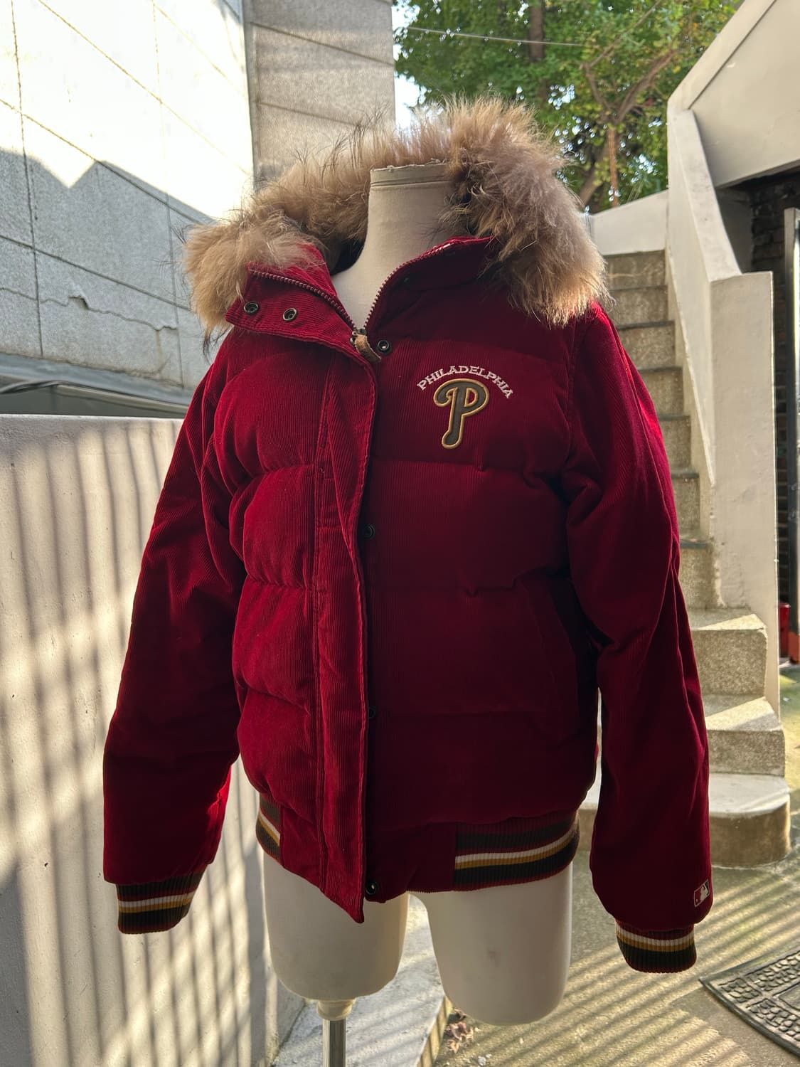 *rare* MLB 필라델피아 딥레드 코듀로이 퍼 울프죠 패딩 상품이미지3