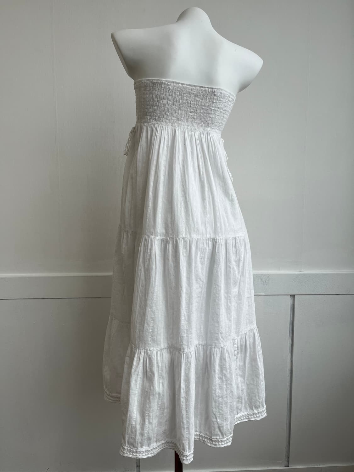 화이트 스모크 아일렛 원피스 상품이미지4