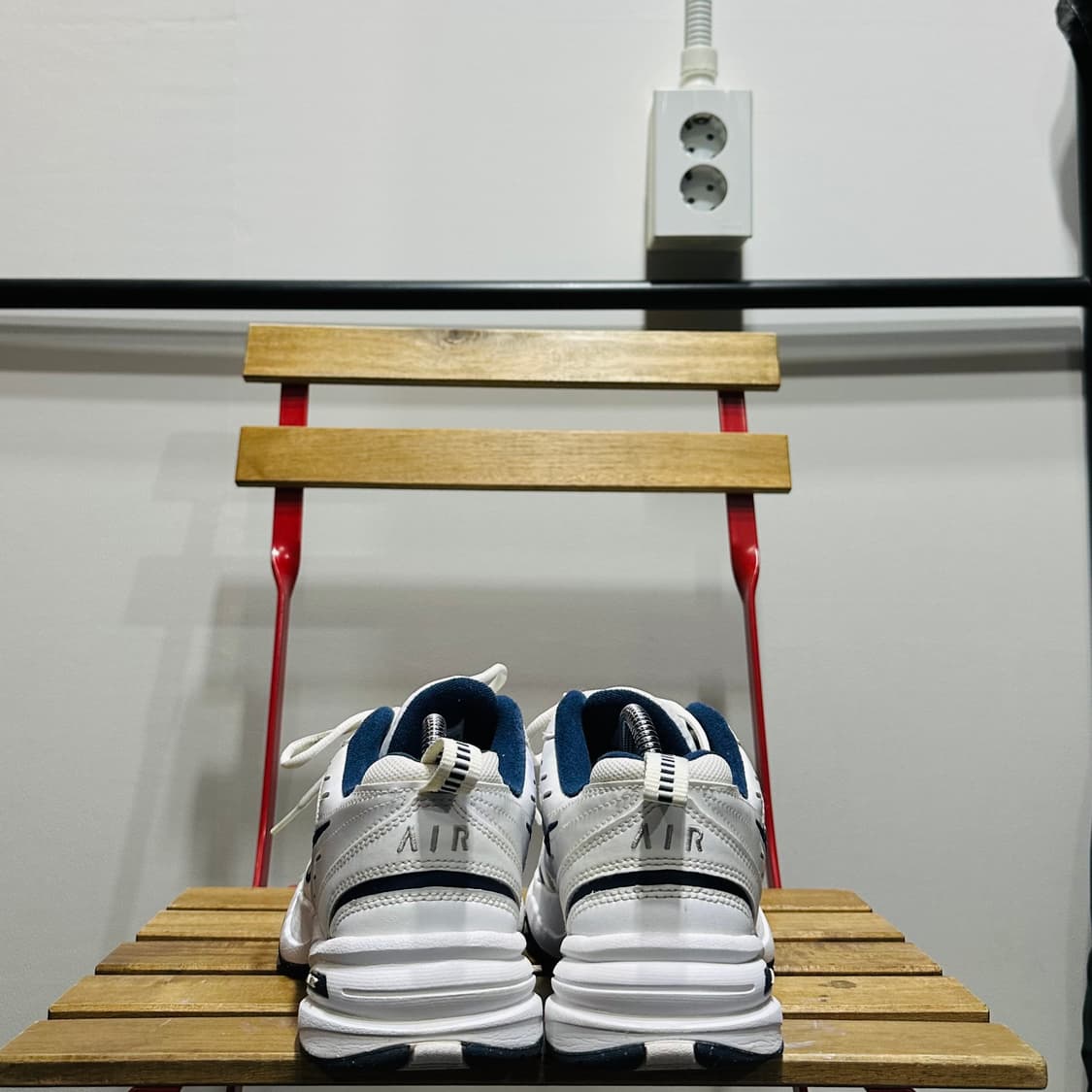 250) 나이키 운동화 남녀 공용 신발 에어모나크 화이트 네이브 상품이미지4