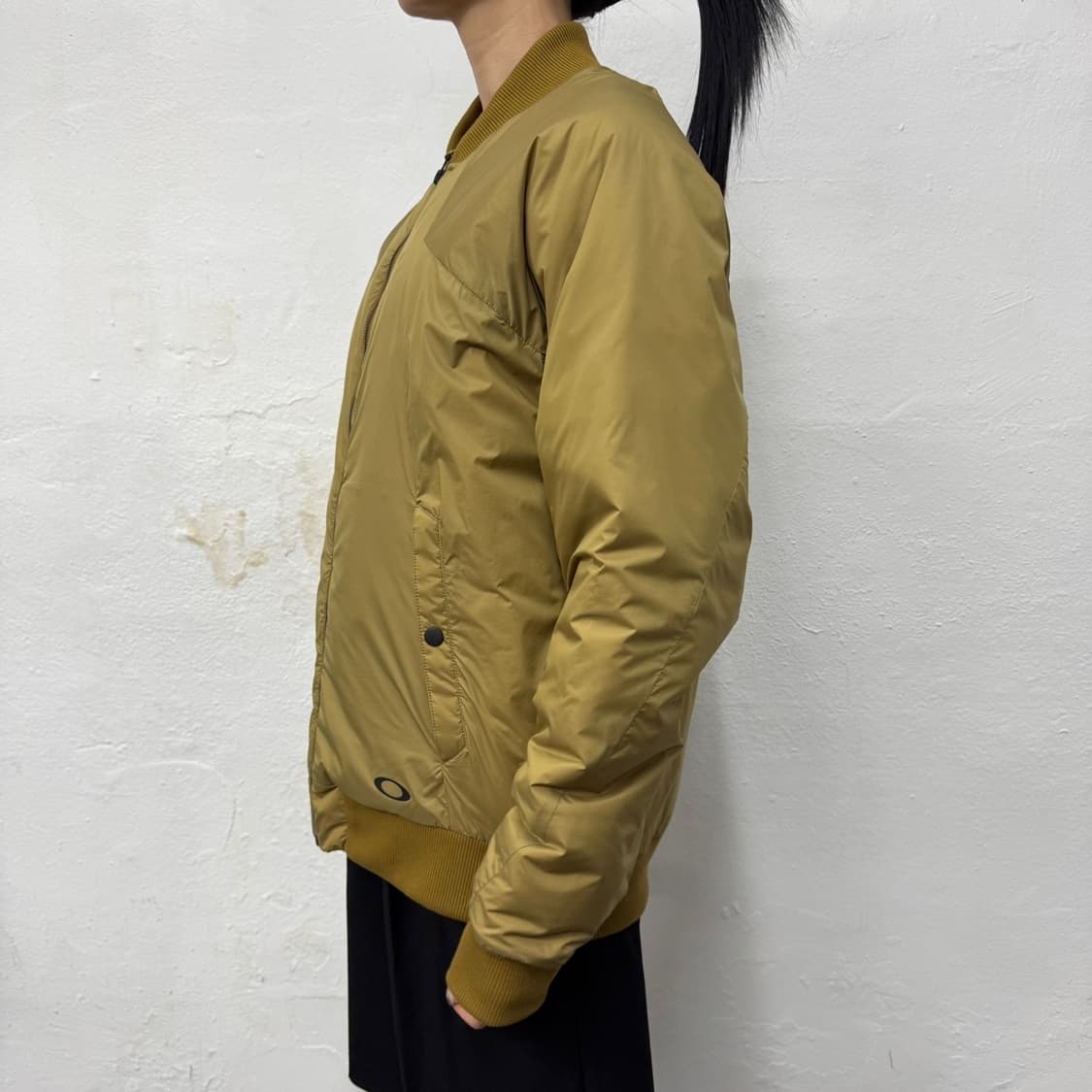 오클리(OAKLEY) 베이지컬러 서클로고 나일론 인슐레이션 블루종 자켓 상품이미지2