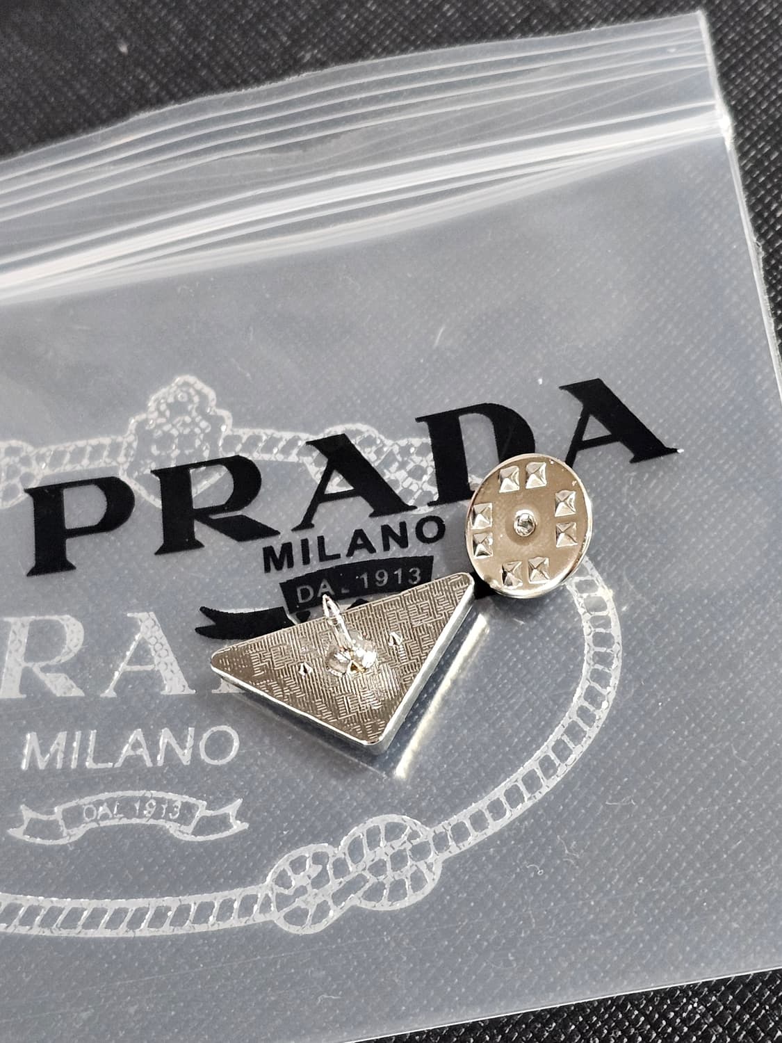 빈티지 프라다 유광 블랙 브로치 침형 상품이미지7