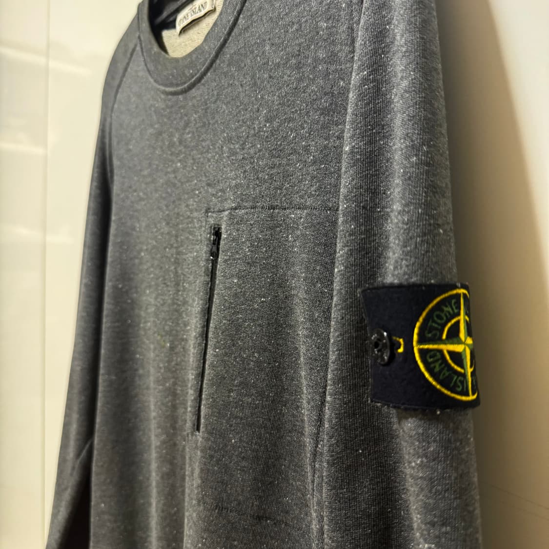 [타임세일] 스톤아일랜드 차콜 포켓 맨투맨 상품이미지1