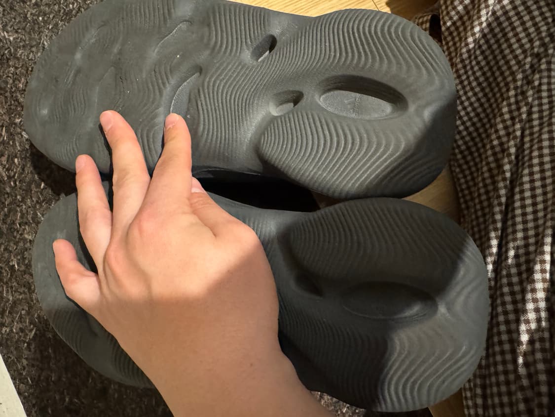 아디다스 Yeezy Foam RNNR Carbon 275 상품이미지3