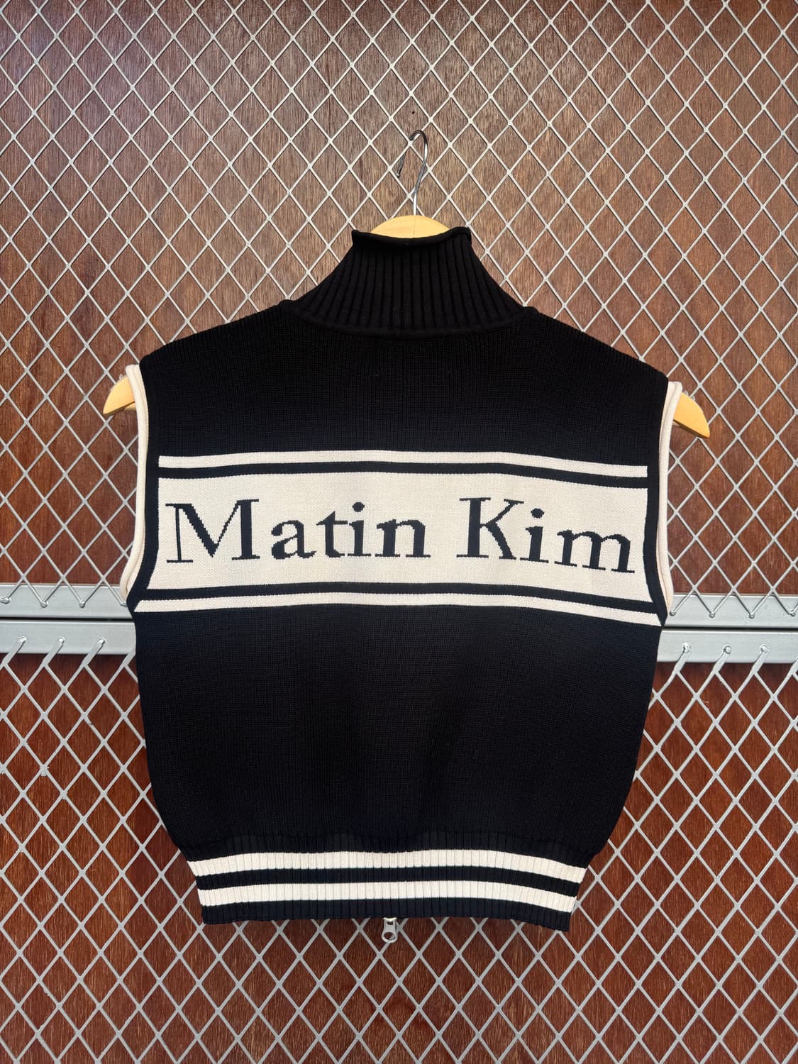 마뗑킴 뒤 로고 스펠 포인트 스트라이프 니트집업 베스트 S 상품이미지9