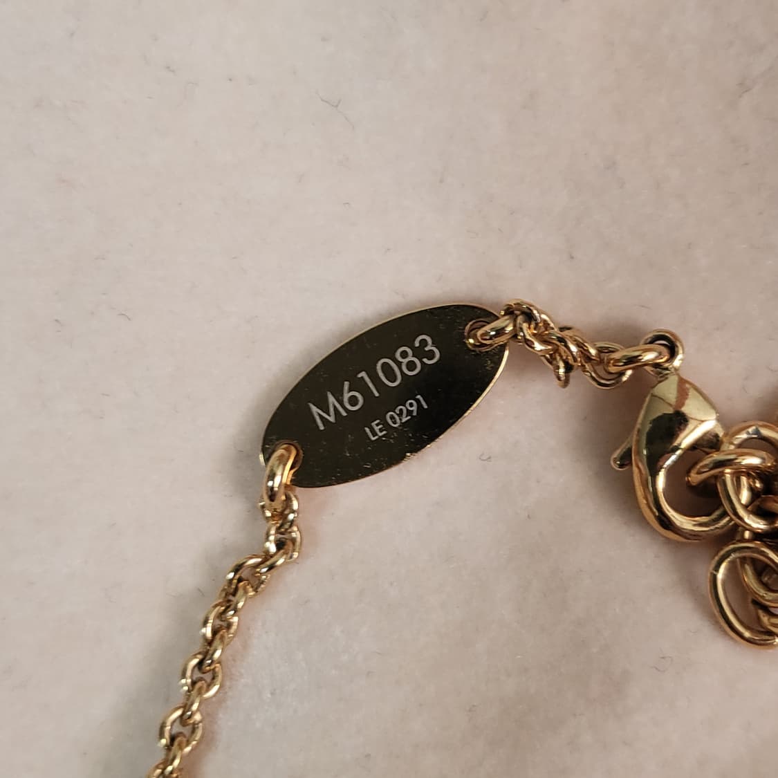 [새상품급/풀구성] 루이비통 에센셜 V 목걸이 상품이미지6