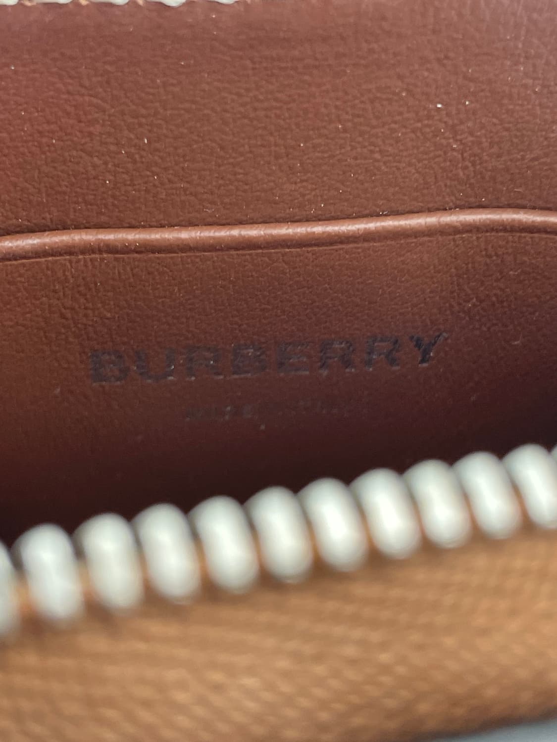 [ 정품 ] 버버리 스트랩 지퍼 카드지갑 브라운  상품이미지5